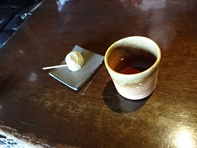 食前に可愛い水まんじゅうみたいなのが出ます