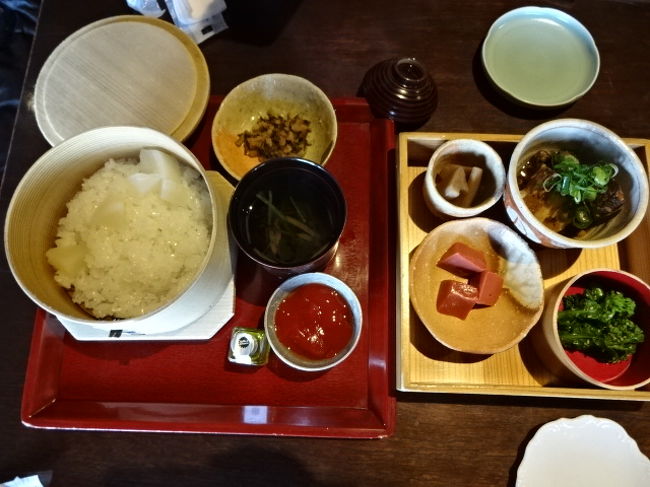 大根おこわ、赤こんにゃくの煮たものと、豚バラと野菜の煮込んだものやタケノコ<br />漬物とトマトゼリー<br />感動ものです