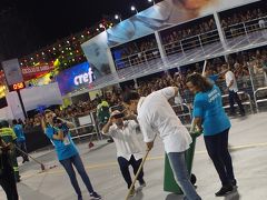 【2017年 サンパウロ・カーニバル】

この白いシャツのおじさんが出てきたら、会場がかなりざわついています～。