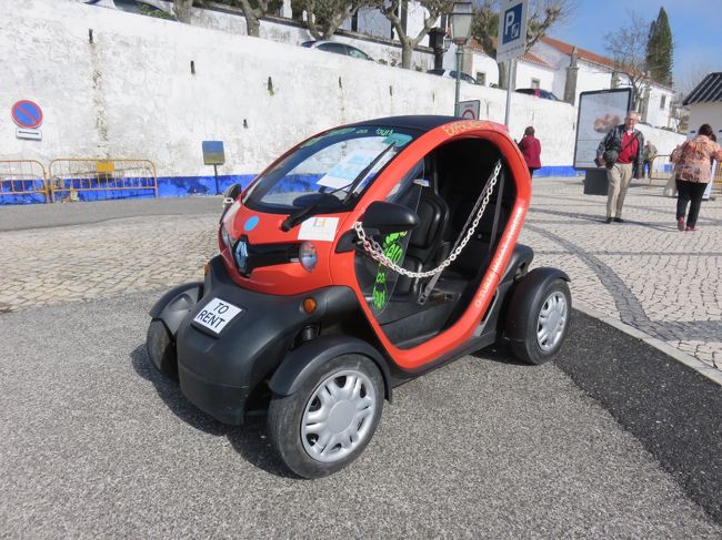 前後二人乗りの自動車。ドアに相当する部分はチェーン。