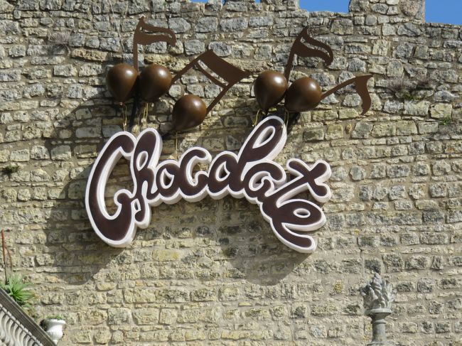 城壁の入り口。チョコレートの看板。