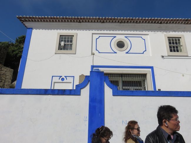 城内は白い壁に青の縁取り