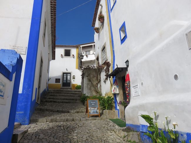 スペインのミハスの町と思うような白い壁とブルーの輪郭の風景<br />窓枠で違いが判る