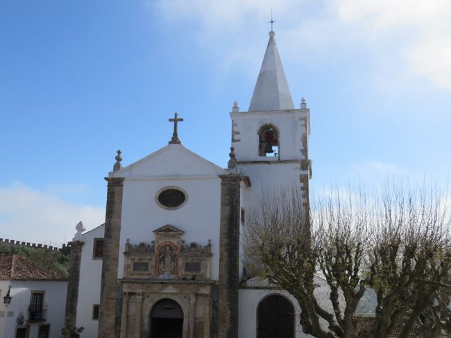 途中の広場に面した場所に教会