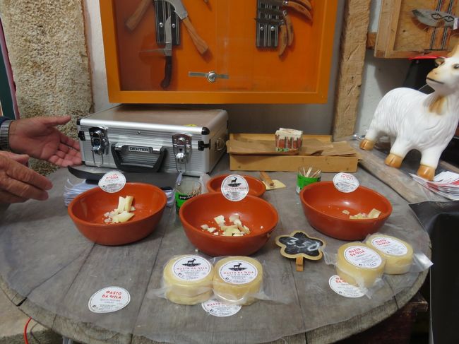 ヤギのチーズの試食<br />ヤギの含有量で３種類に分かれる