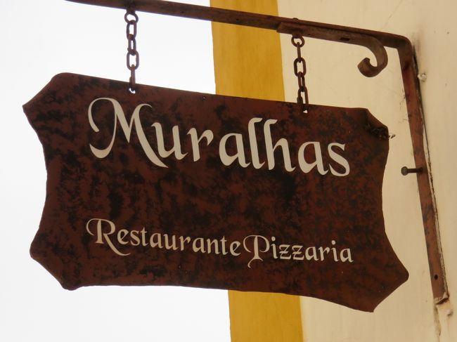 城壁の外のレストランで昼食