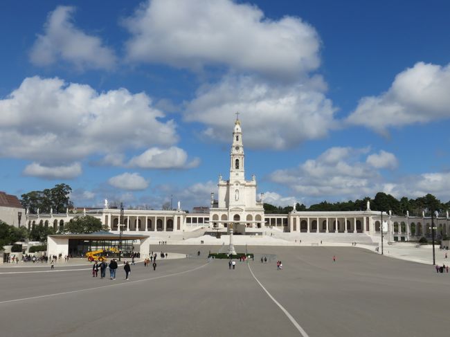 パジリカ　祭典を前に清掃中のところが多い