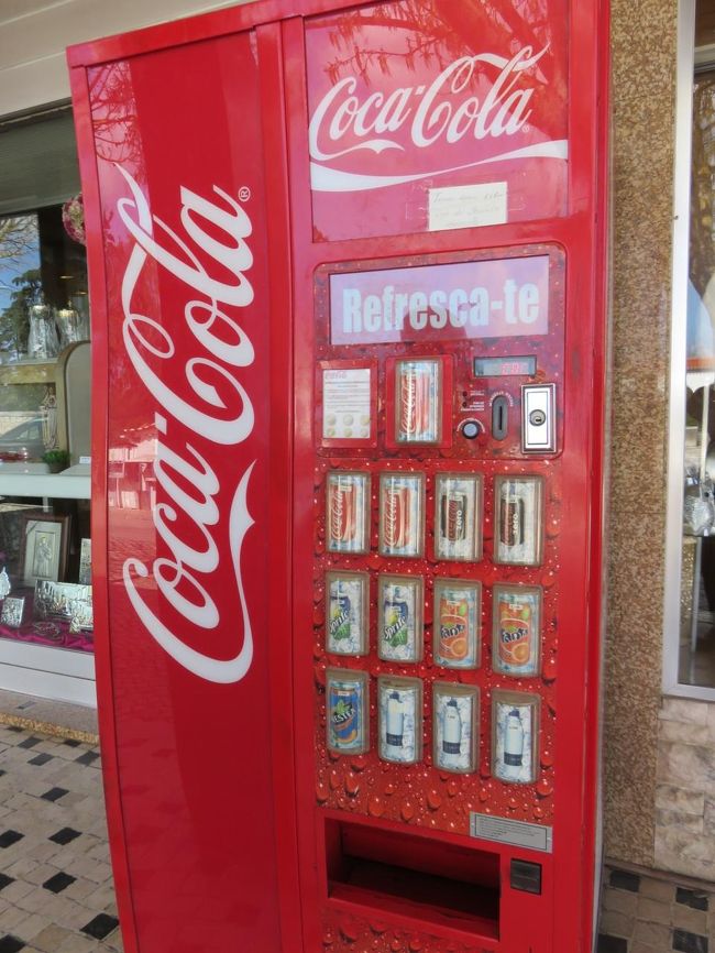 店舗外に設置している自動販売機　扉部分がカーブしている<br />日本以外で見た記憶がない