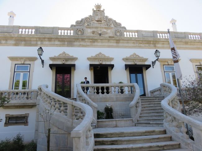 フロントは階段の上