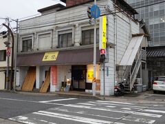 今夜の夕食は「笑家」で。
島根へ遊びに行った帰りには、ここで夕食というのが我が家の定番になりつつあります。
夫が三次唐麺焼きを食べたいと言うし・・・。

食べログ
https://tabelog.com/hiroshima/A3405/A340501/34011135/

ここに来るのは約１年ぶりかな・・・。
以前はご夫婦だけで切り盛りされていましたが、この日は従業員さんも増えて、予約のお客さんでほぼ満席となっていました。
何とか２人分の席は空いていたので、夕食を食べる事が出来ました。

繁盛しているのは良い事だ！