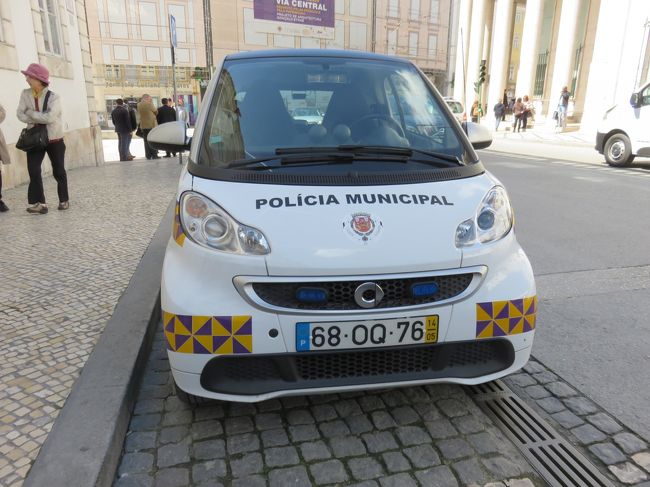 駐車場所は警察署の道路を挟んだ向かい。基本的には駐車禁止の場所