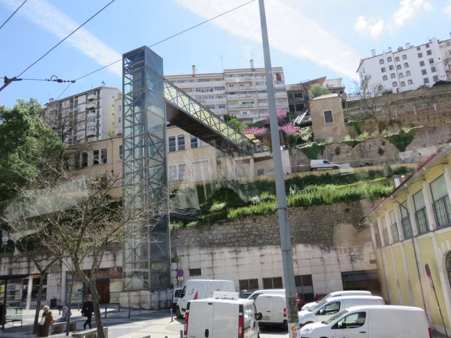 エレベーターを後にして