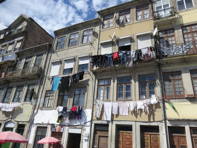 洗濯物が所狭しと干している