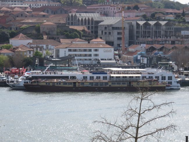 ドロウ川の対岸の観光船