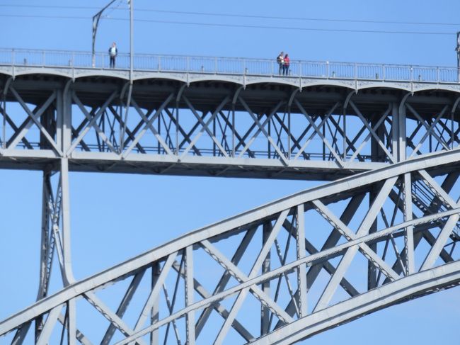 橋の上は電車の線路と歩道が、下を車が通過する