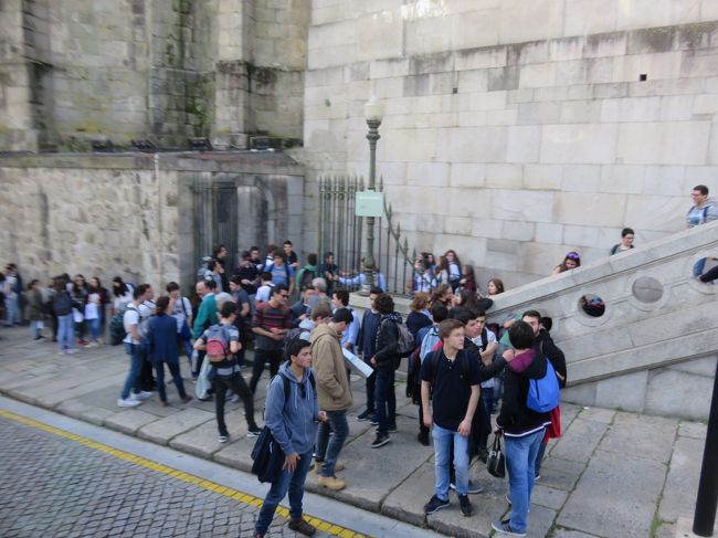 ボルサ宮入口の階段前