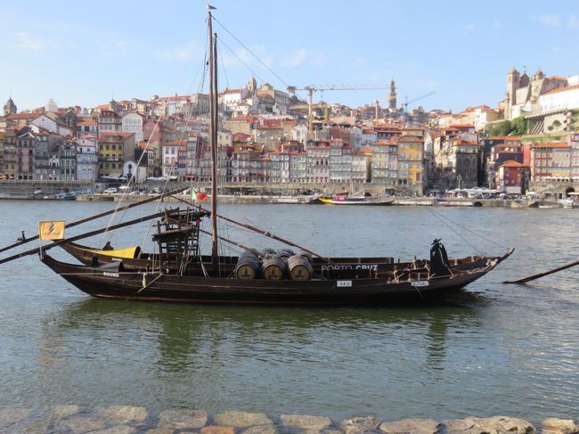 ドロウ川に浮かぶ観光用のワイン樽を積んだ帆船