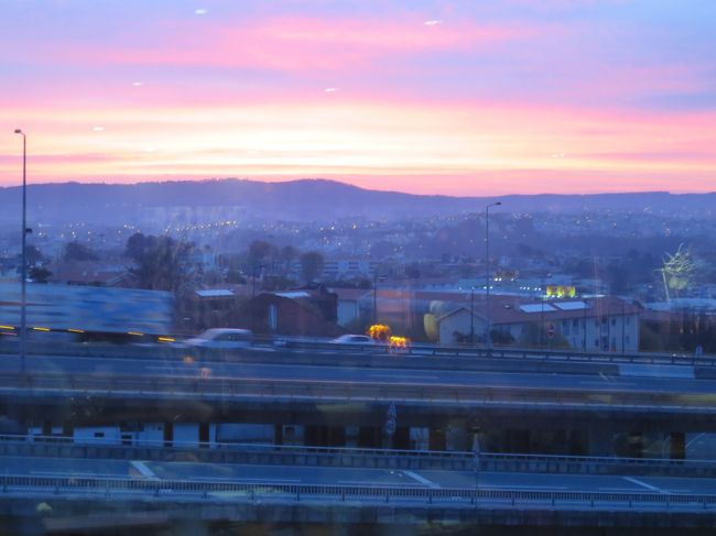 朝食会場から見える高速道路