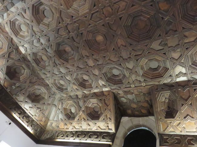 大学の入り口の天井の寄木造り