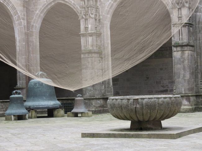 中庭に鳥よけのカーテン