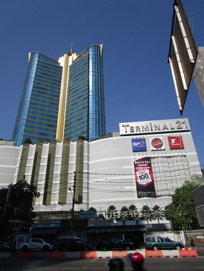 ターミナル２１は道路を渡って向こう側