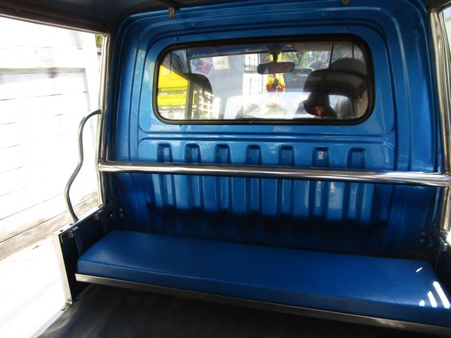 前回も行ったアクトへ行って先にお土産を買ってしまうことに。<br /><br />プロンポンまで歩いて、シーローに乗ります。<br />この間は夕方の混んでいる時間だったので、かなり待ったけど、今回は誰もいなくて貸切でアクトの前まで行ってもらえました。<br /><br />1台40バーツ。<br /><br />この後お土産をたくさん買ったので、タクシーでホテルまで戻った。