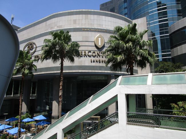 アクトで買い物している途中で友人からラインば入って、12時半にインターコンチに戻ってくるというのでBTSで向かう。<br /><br />ところが、12時半を回っても現れない。<br /><br />20分近く待ったところで友人たちがやってきて、無事合流。<br /><br />インターコンチはロビーが2ヶ所あって、違うところで待っていたらしい。<br /><br />何とか合流できて良かった。<br /><br />この後、JCBプラザに寄ってソンブーンの予約をお願いしたら、13時15分に取れたというので急いでお店まで行く。<br />というのも、アルコールの提供が14時までだったから。