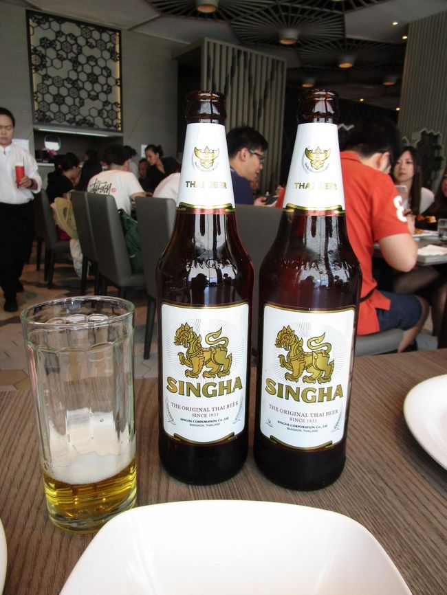 お店に到着したら、予約していたのですぐに席に案内された。<br /><br />私は飲めないけど、まずはビールを注文。