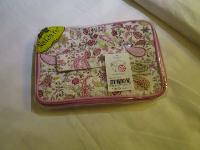 自分用の化粧品ポーチ<br /><br />このあといつものバニラスパを予約していたので、荷物を持ったまま直行。<br /><br />足マッサージと角質取りをしてもらって、スッキリ。<br />