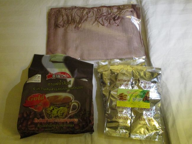 アクトで買ったバナナチップと友人から頼まれたコーヒー<br /><br />ストールは安かったので1枚買ってみた