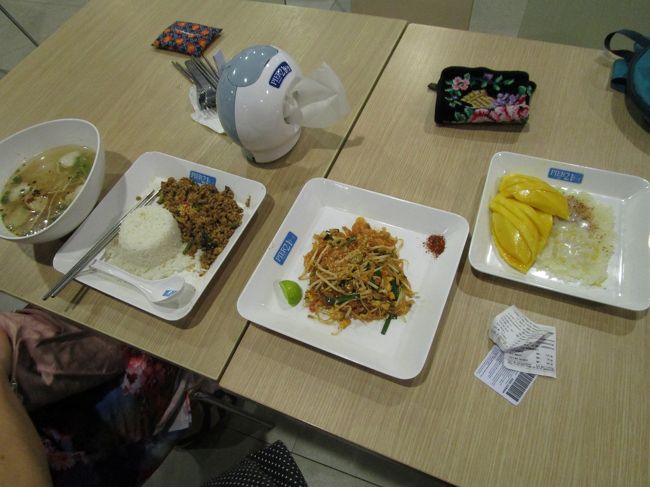 夕食はターミナル21のフードコートでそれぞれ好きなものを頼んだ