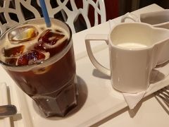 この日はとても暑かったので、冷たいアイスコーヒーが飲みたくなって、この後パリにあるYAMAZAKIのカフェへ。

以前の旅行記にも度々登場しているお馴染みの場所です。

フランスにはアイスコーヒーというものが存在しないので（一部日系のカフェや、米系のカフェには時々あります）貴重な存在なのです。