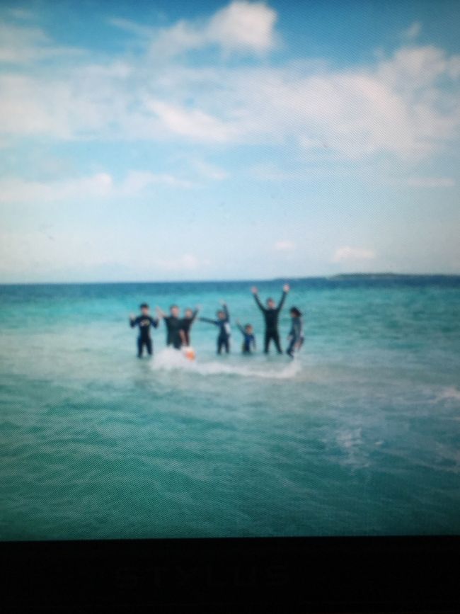 二日目は 石垣島に戻りますが その前に 二つ目の目的！体験ダイビングです！<br /> これまた 色んなサイトで検索しましたが 小1はダイビングは無理なので 大人と別に見てもらわなくてはいけなく 半額の西表島ツアーズさんでは できませんでした。<br />そして 快く安心できる返答をくれたのが にこにこダイビングさん！<br />http://nikonikodiving.com/taiken.html<br />  にこにこダイビングさんでは カヌーもあったのですが 今は カヌーだけで トレッキングは開催されてないみたいなので 体験ダイビングだけ お願いしました。 <br />朝 8:40に ホテルまで お迎え来てくれます。<br />満面の笑みで 迎えてくれた ガイドさん！<br /> 私達が潜っている間の子供のことが不安でしたが 優しい雰囲気に 安心しました！<br />  <br />  ツアーは上原湾から 出発です。<br /> ウェットスーツに着替えて ボンベの説明を受けて 10分くらいで ポイントを探してくれます。 途中 有名なバランス島に寄って頂けました！行きたかったので ラッキーです！が、ここ2、3日で 海面が上がり 島が沈んでる・・・。<br /> 足首くらいの海面で 一応 バランス島 上陸です笑笑<br />  で、シュノーケルポイントで まずはシュノーケルで 海に慣れます。日頃 夏にシュノーケルはしてるので 慣れてはいますが 海の中が 違いすぎる！流石の透明度！水深10メートルくらいのところですが 凄く綺麗でした。<br />  波が少しあるので 小1は少しビビってますが ガイドさんが ゆっくりと対応してくれて 無理矢理入れようとした 私でしたが 海好きになっ<br />てもらいたいというガイドさんの優しい熱意で お任せしました！<br />  結局 小1はシュノーケルをつけるのが慣れなくて 箱メガネで サポートしてもらって 楽しんでいました！ニモも見れたようです！<br />  初ダイビングの 大人3人ですが 海に慣れ親しんでいるにもかかわらず 私は 初めての呼吸の違いと閉塞感で プチパニックになり掛けました・・・焦。でも 平然な娘を見て なんとか 海の底へ。尋常でない 空気泡の量の私。少な過ぎる娘の空気泡に 焦る私。<br />   なんとか 指示に従って サンゴの白化の上を ほふく前進です。 カラフルな魚が 見れました。 でも 気になったのが サンゴの白化現象。<br /> サンゴ礁とは 言えないくらいです。<br />   海を守らねば！！！<br /><br /> ４０分くらい 海底におりましたが  海の中は ゆったりとした 時間が流れます。<br />  しかし 寒かった。そして 閉塞感。会話ができない 孤独感。<br />  色んなことを味わって 終了です。<br /> 耳も 頭も痛くならなかった！！<br /><br />