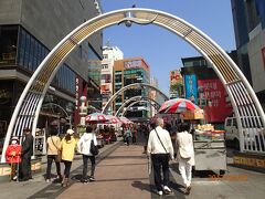 朝10時頃、沢山露店があります。
ぐるぐるまわって、お目当てのお店を探しますがありません。
まだ開いていないお店沢山。