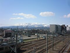 直江津駅から見る雪山