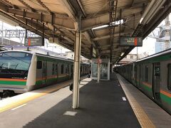 宇都宮線の久喜駅です。
快速が来たので乗り換えます。
目的地の小山駅へは、宇都宮線の快速で新宿から70分、大宮から40分ほど。