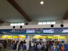 波照間島へは行けなくなってしまったので、波照間島以外で
訪れる予定だった「西表島と由布島」のみのツアーに参加することにしました。

ホテルまで迎えにきてくれて、受付場所まで案内してくれます。
離島ターミナル自体は小さいので迷うことはないです。

ツアー代は当日支払います。カードや電子マネーが使えます。