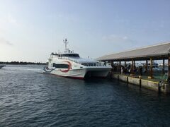 こちらの船に乗船します。意外に大きな船で揺れも小さかったです。
両側の窓側と真ん中にも席がありましたが、満席での出発でした。
窓側が良い方は早めに乗船すると良いと思います。