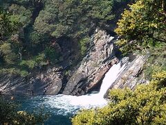 轟きの滝が訛ってトローキの滝。太平洋海上に直接落ちる全国でも珍しい滝。絶景です！
