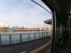 海芝浦支線で唯一の途中駅、新芝浦駅。
ホームの下が運河になっていて、なかなか良い趣の駅です。
ちょっと降りてみたいですね。