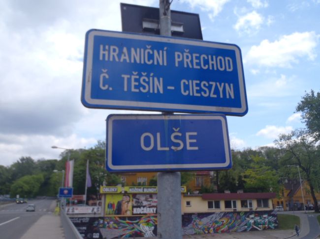 プラハ本駅８：２４発の列車に乗車。チェスキーテシン駅には１２：３５到着<br /><br />１０分後、チェコ－ポーランドの国境にやってきました