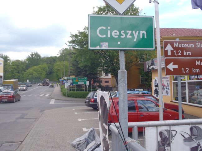 国境からさらに２０分歩き町らしき場所に出てきました