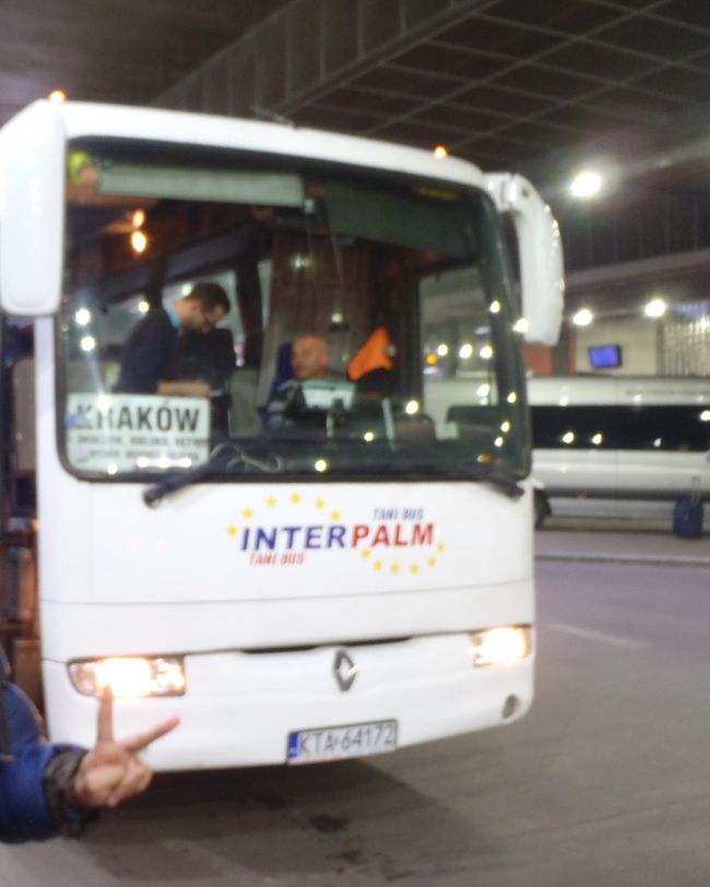 クラクフのバスターミナルに１７時到着