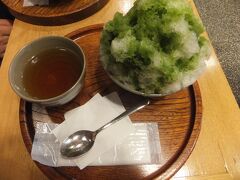 名古屋についてまずは駅前の高島屋の地下へ。お目当ては赤福茶屋です。赤福茶屋では夏限定で赤福氷が食べられます。抹茶のかき氷の中に赤福が。これは夏の醍醐味です。