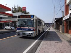 那珂湊行きの茨城交通バスがやってきた。
水戸市内の茨大前営業所から、水戸駅前を経由し、すでに４０分以上走ってきたバス。