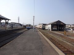 構内踏切を渡って、阿字ヶ浦方面行きのホーム。

この駅はこの路線の中心駅で、構内には車庫がありいろんな車両が休んでいる。