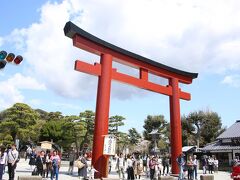 鶴岡八幡宮　三の鳥居

流石にここは人が多いです。
鎌倉まつりが4月13日～20日まで行われます。
