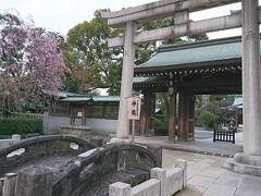 第一京浜沿いを歩いていると、六郷神社に着いた。

創建は平安時代後期「天喜５年（１０５７）」とのこと。
梶原景時寄進と伝えられる太鼓橋。

なかなか由緒正しい場所なのだ。
ただ、桜は少ない(笑)