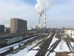 快速エアポートと普通列車を乗り継いで苫小牧へ。
駅横には王子製紙の巨大煙突があります。