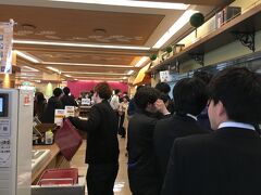 講義が終わるとちょうど昼時。学内探検を兼ねて学食に行ってみました。
半世紀ぶりの学食です。